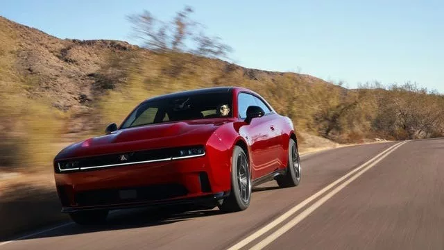 Dodge da marcha atrás con el Charger eléctrico y vuelve a apostar por los V8 HEMI