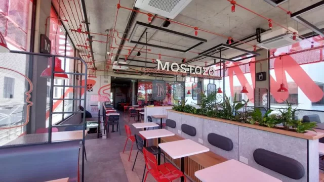 La arquitectura como diferencial: el plan de renovación de Mostaza que redefine el fast food (prevé 60 obras para este año)