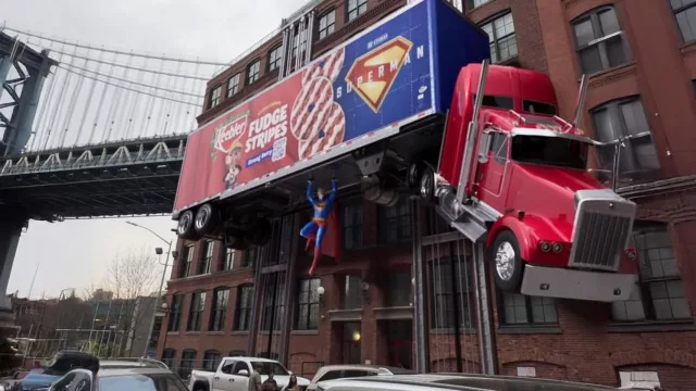 La alianza entre galletas Keebler y Superman, se suman a la revolución del crossing mkt y de expansión de experiencias phigitales (entre ellas con un OOH increíble)