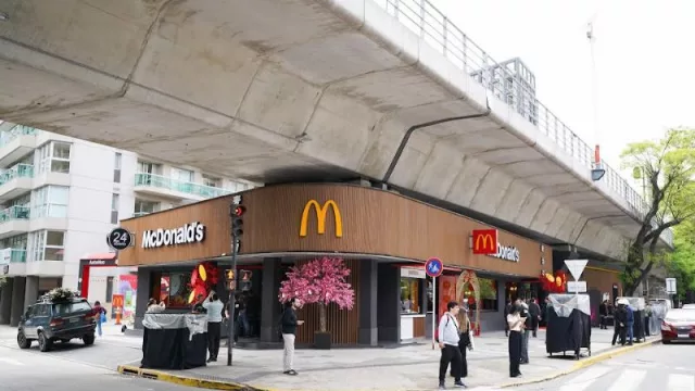 McDonald’s inauguró un nuevo local en el Barrio Chino (el único del país con productos inspirados en la cocina oriental)