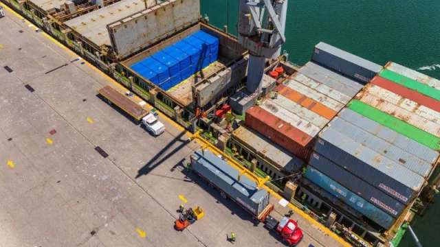 VMOS avanza en San Antonio Este con la llegada de módulos y contenedores para el obrador