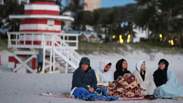 Miami enfrenta su temperatura más baja en 16 años (lo extraño de ver gente con camperas en la playa)