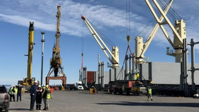 Llegaron otras 1.700 toneladas de acero para acelerar las obras del VMOS en Punta Colorada