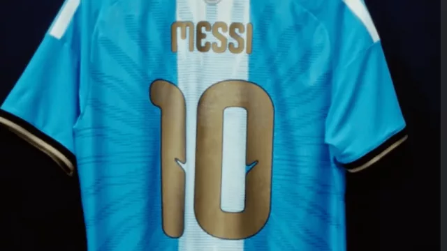 La camiseta dorada de Messi no es merchandising, es el activo de marca más caro que Argentina lanzará para el mundo